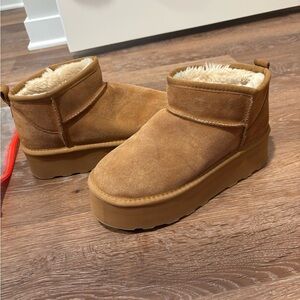 Tan Suede Platform winter Boots Sz 8